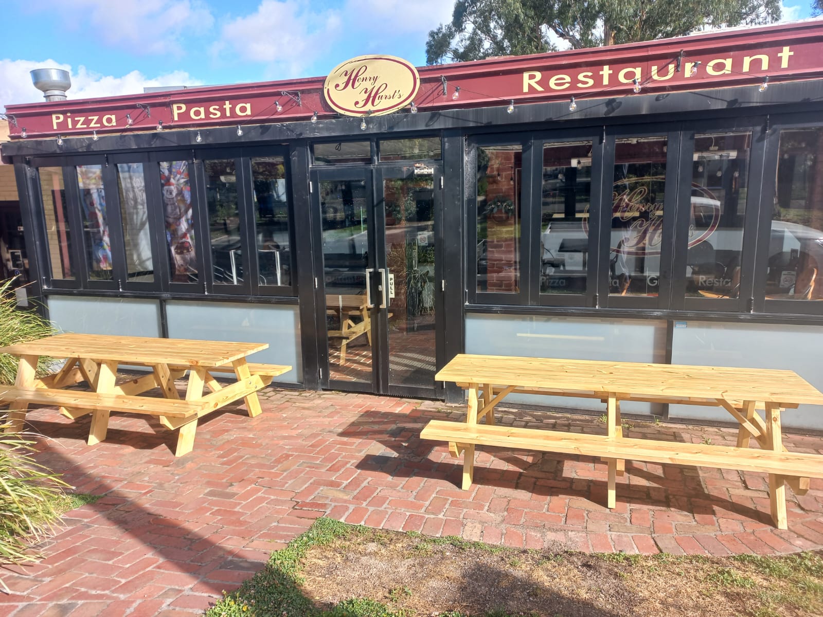 Mid-commercial picnic table
